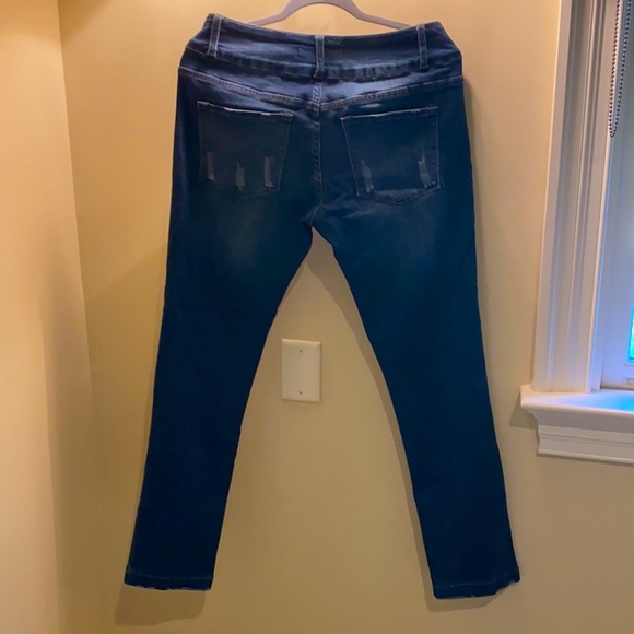 KanCan Wms Jeans. Size 9/ 28. Dark jeans. Distressed detail. GREAT CONDITION. - Picture 10 of 10